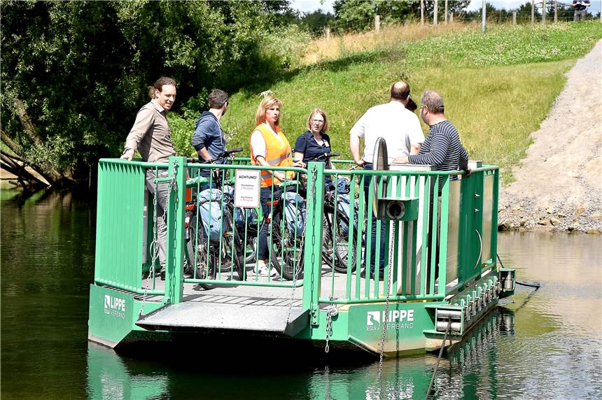 Die Lippefähre „Maifisch“ in Haltern steuert das Winterlager an Vor allem Radwanderer nutzen die Lippefähre zum Übersetzen.
