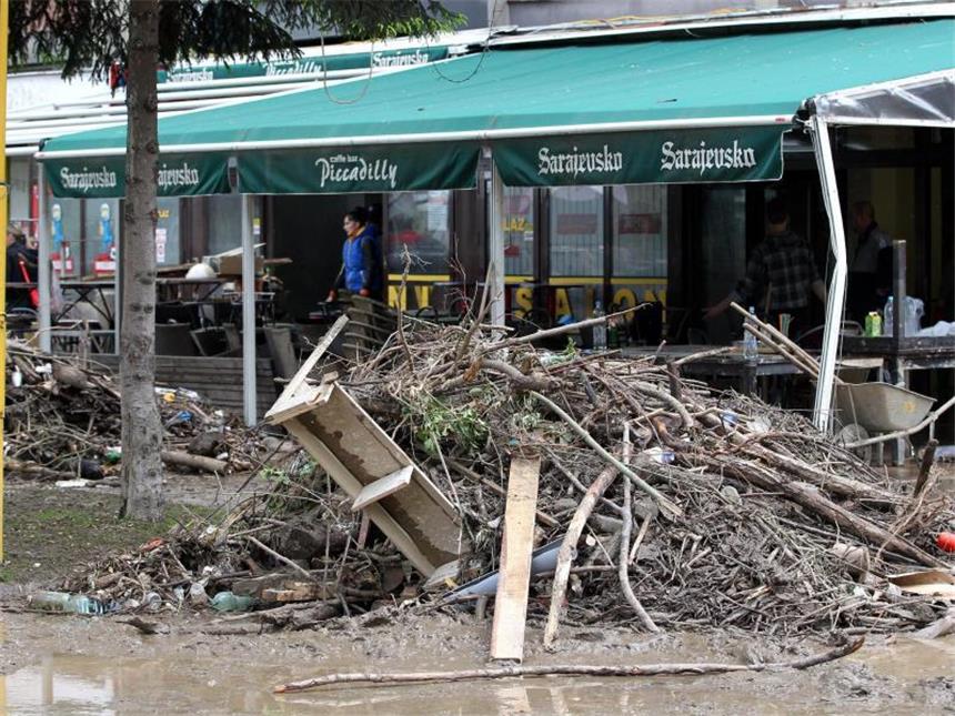 Im Hochwasser-Gebiet wächst die Angst vor Seuchen Vor allem Serbien und Bosnien-Herzegowina sind von dem Hochwasser betroffen. Foto: Fehiim Demir