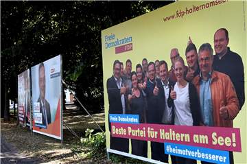 Vor allem solche Großplakate wie hier an der Rochfordstraße wurden in Haltern beschmiert. Wir zeigen hier bewusst einige unversehrte, um den Tätern kein öffentliches Forum zu bieten.