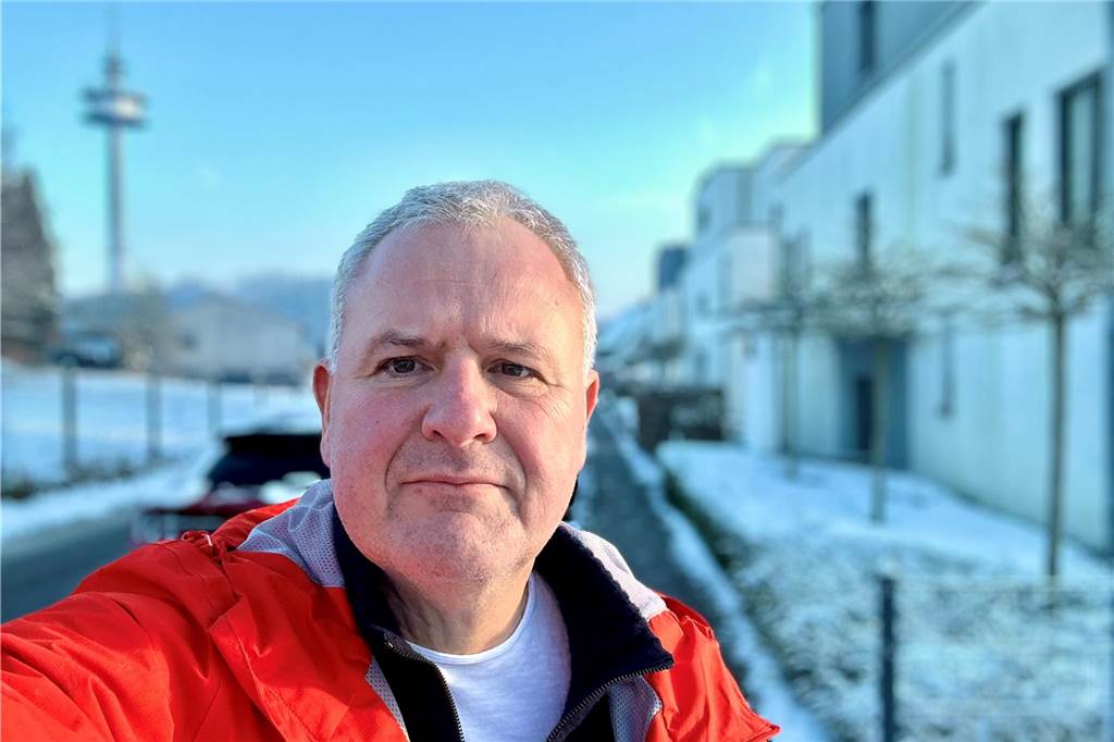 „Lasst doch einfach mal die Finger vom Streusalz!“ Portrait des Autors vor Mehrfamilienhäusern im Schnee