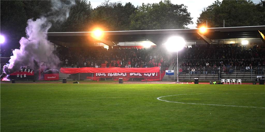 Sportgericht bittet Spvgg. Erkenschwick und Preußen Münster zur Kasse Fußball Westfalenpokal Achtelfinale 28. September 2022, Stimberg-Stadion Oer-Erkenschwick. Spvgg. Erkenschwick - SC Preußen Münster 5:4 nach Elfmeterschießen. Stimmung kurz vor Anpfiff.