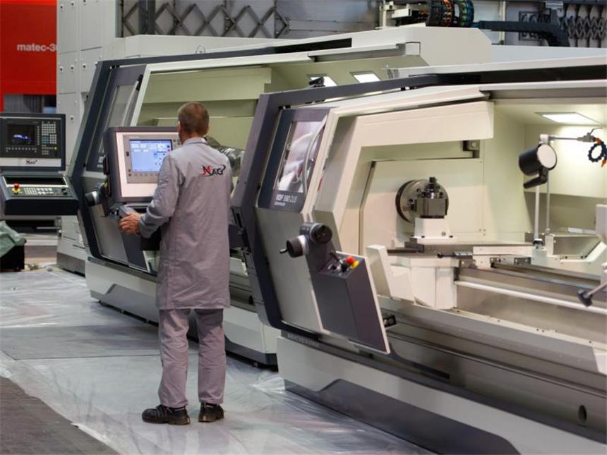 Gauck eröffnet Werkzeugmaschinen-Messe Emo Vor Beginn der Weltleitmesse der Werkzeugmaschinenindustrie (EMO) steht ein Mitarbeiter an einer Drehmaschine auf dem Messegelände in Hannover. Foto: Sebastian Kahnert