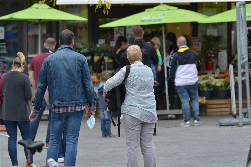 Coronavirus in Castrop-Rauxel: Skateanlage endgültig dicht, Restaurants geöffnet Vor Blumen Risse in Castrop bildete sich am Sonntagmittag eine lange Warteschlange.