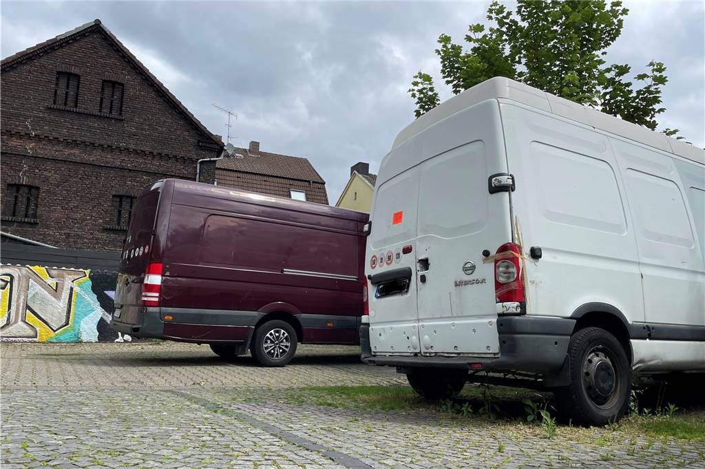 Transporter-Ärger im Dortmunder Westen: Halter entfernte Wagen nicht Vor Christi Himmelfahrt stand der weiße Transporter noch auf dem Marktplatz. An seiner Tür der Zettel vom Ordnungsamt, dass der Wagen bis zum 28.5. zu entfernen sei.