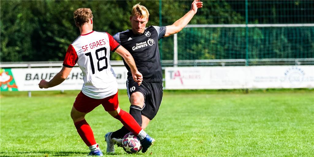 Im Ahauser Derby: Absteiger Wüllen schlägt Aufsteiger Graes Vor dem 1:1 gewann Kevin Pieper (r) den Zweikampf im Mittelfeld gegen den Graeser Torschützen Patrick Kottig.