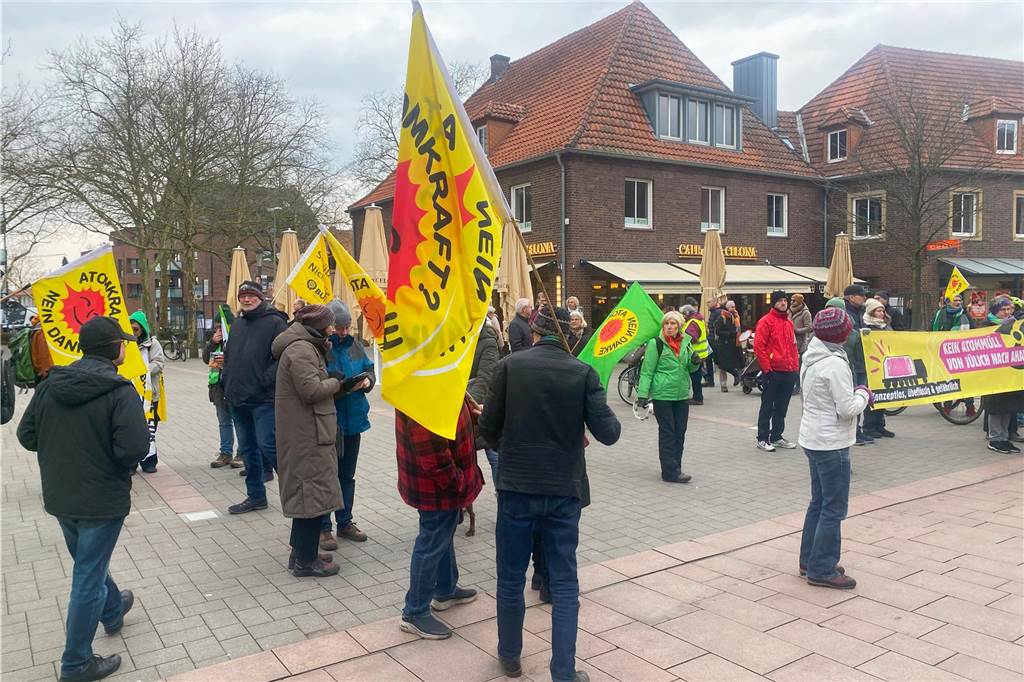 400 Demonstranten fordern den Stopp der Castor-Transporte Einige Demonstranten halten Fahnen oder Plakate in den Händen.