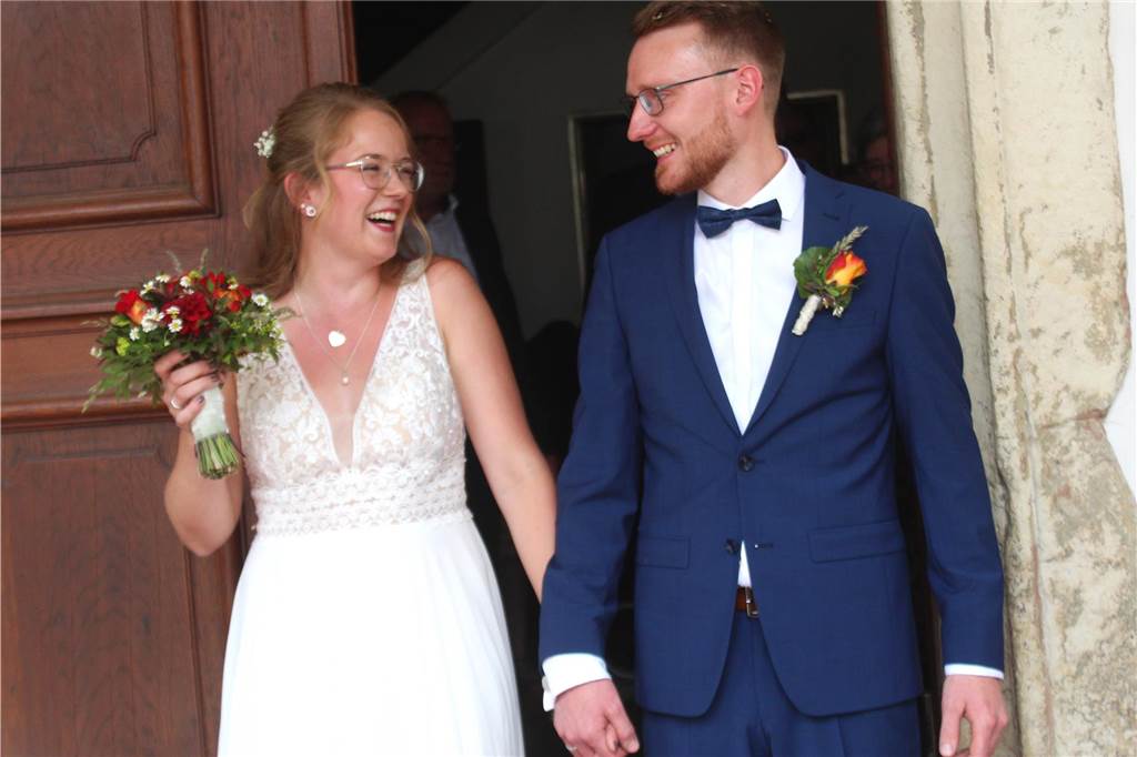 Hochzeit im Herzen von Dorsten: Paula und Benedikt gaben sich Ja-Wort Vor dem Alten Rathaus werden sie von vielen Dorstenern und Gästen in Empfang genommen.