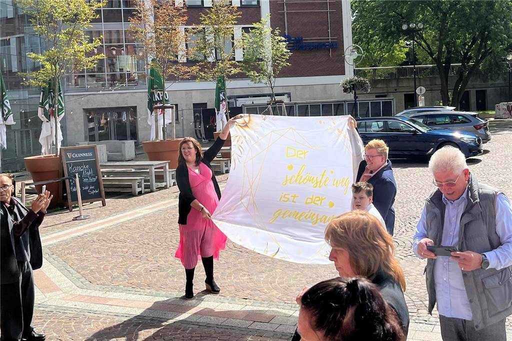 Donato und Andrea lernten sich in der Klinik kennen: Gemeinsame Krankheit führte zur Hochzeit Mehrere Menschen auf dem platz vor dem Alten Stadthaus warten auf das Brautpaar.