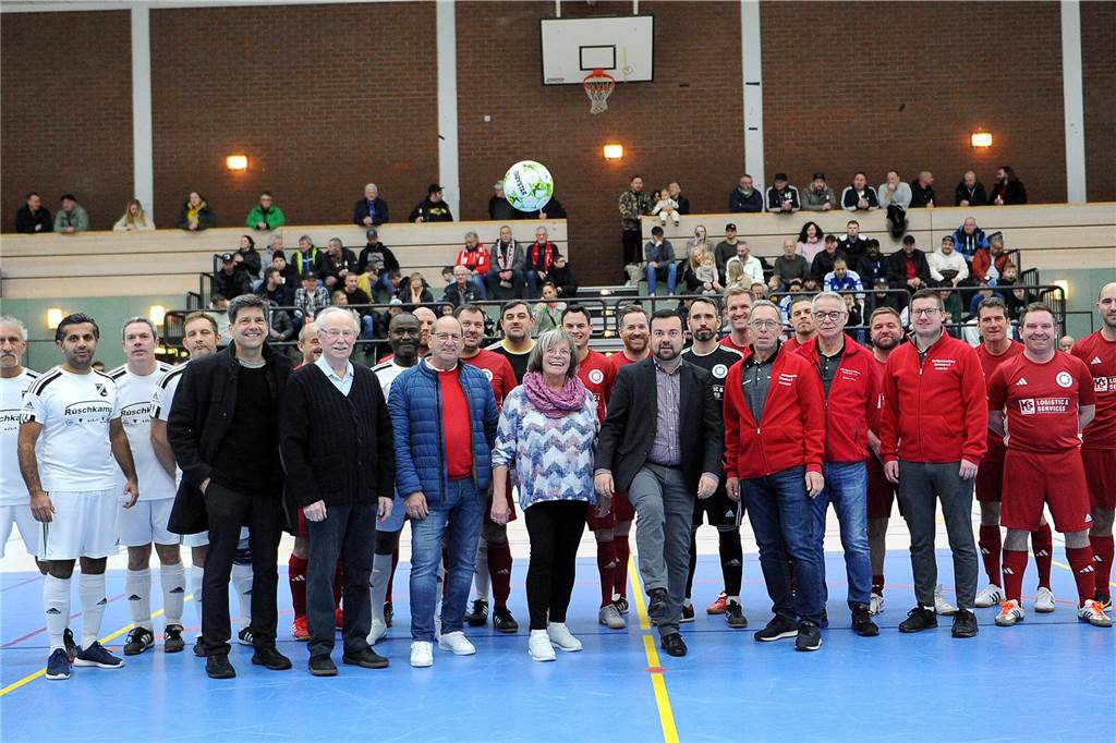 Vor dem Altherrenturnier führte Bürgermeister Dimitrios Axourgos am Samstagnachmittag den symbolischen Anstoß zu den Hallen-Stadtmeisterschaften aus.