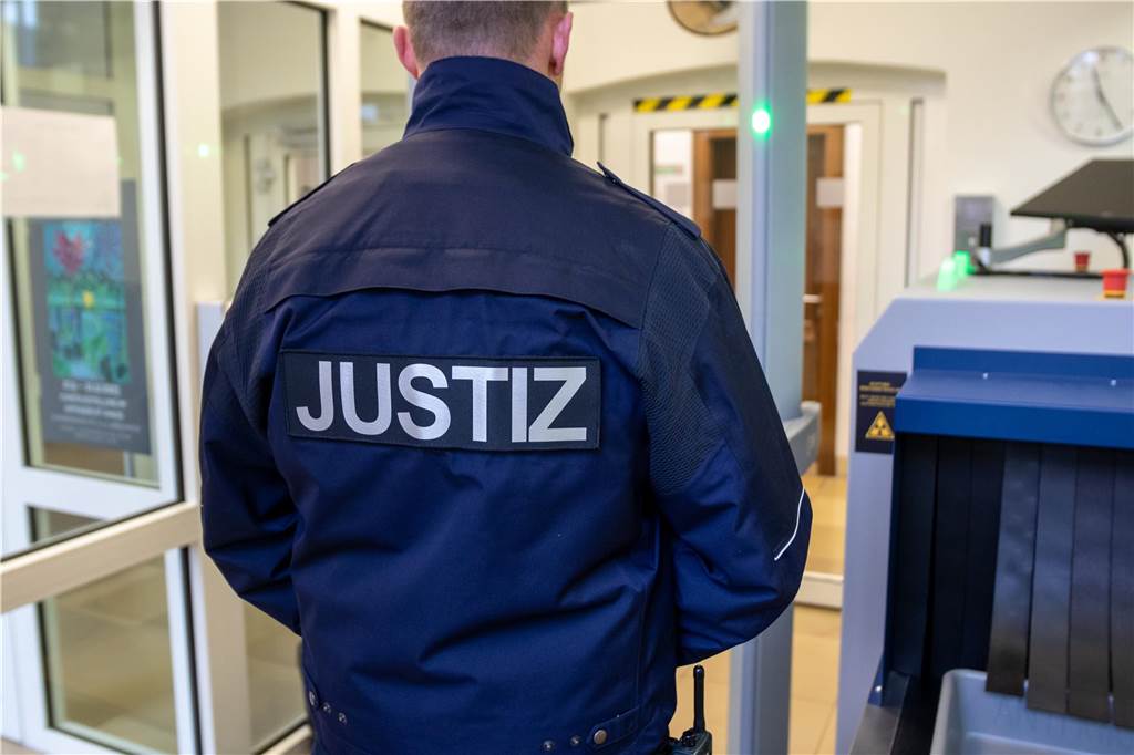 Nach tragischem Unfall: Schöppinger ist jetzt „schwerster Pflegefall“ Ein JVA-Beamter steht im Amtsgericht Ahaus vor der Sicherheitsschleuse.