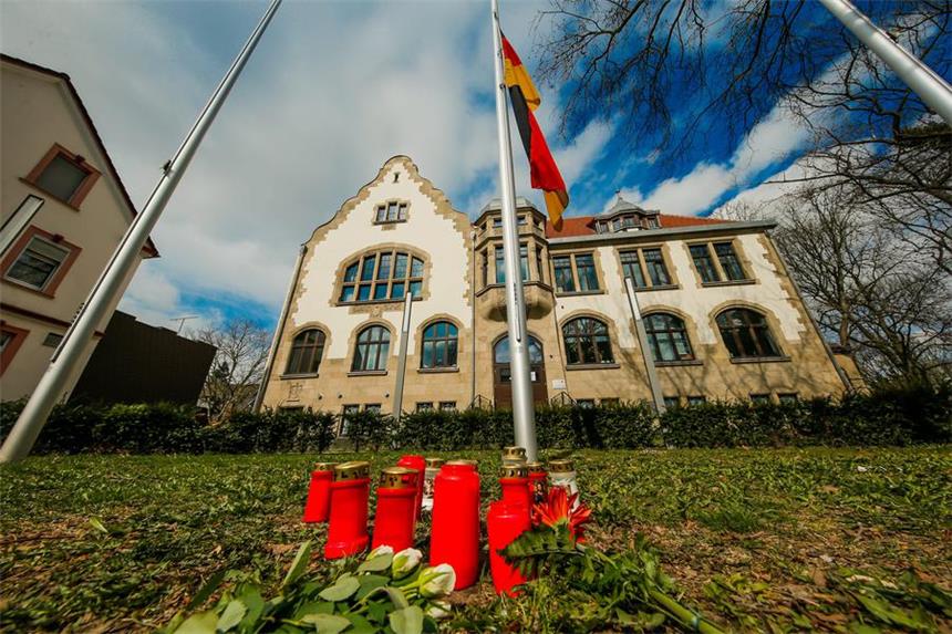 Neonazis hetzen gegen Dortmunder Absturz-Opfer Vor dem Amtshaus Mengede stellten Trauernde am Donnerstagvormittag Kerzen und Blumen zum Gedenken an die Opfer des Unglücks auf.