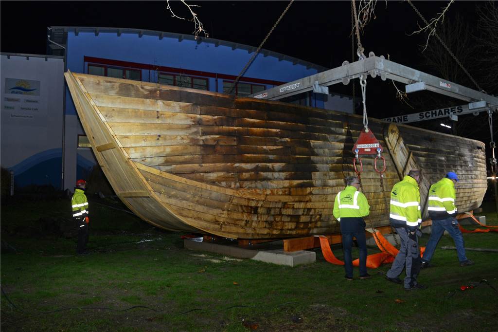 Kommt ein Schiff geflogen...: Die Aak ging spektakulär in Dorsten vor Anker Vor dem Atlantis wird die Aak nun zur Geschichtsstation und erinnert an die Schiffbautradition in Dorsten.
