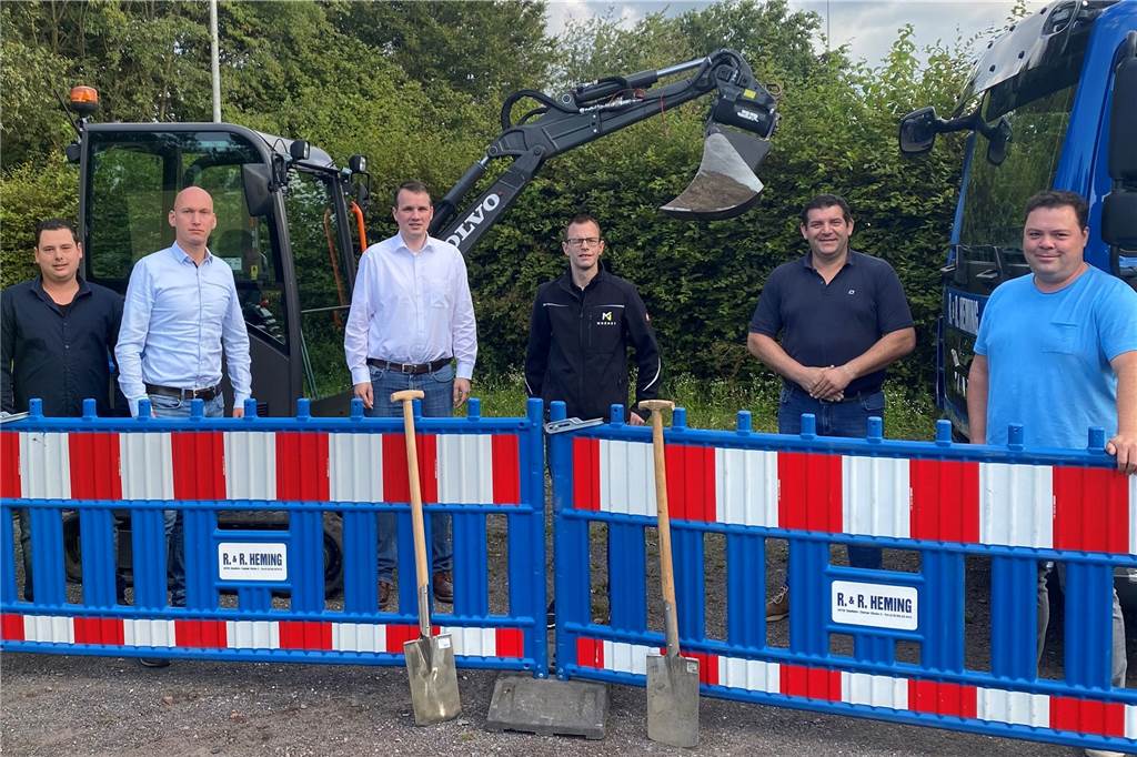 Bagger angerollt: Das nächste Dorf bekommt schnelles Internet Vor dem Baustart: Dominik Niestegge (Tiefbaufirma R&R Heming), Patrick Nettels (Geschäftsführer Muenet GmbH), Bürgermeister Tobias Stockhoff, Marcel Thiehoff (Muenet GmbH), Steffen Schirmacher-Rohleder und Klaus Kremerskothen (beide Altendorf-Ulfkotte trifft sich e.V.)