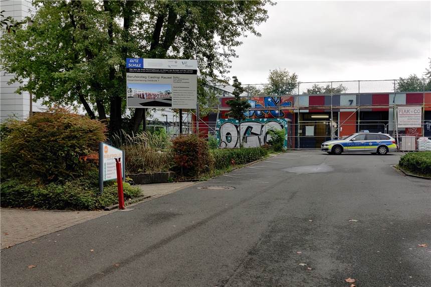 Polizei steht nach Amok-Drohung am Berufskolleg - Unterricht findet statt Vor dem Berufskolleg in Castrop-Rauxel standen am Donnerstagmorgen (26.9.) Streifenwagen.