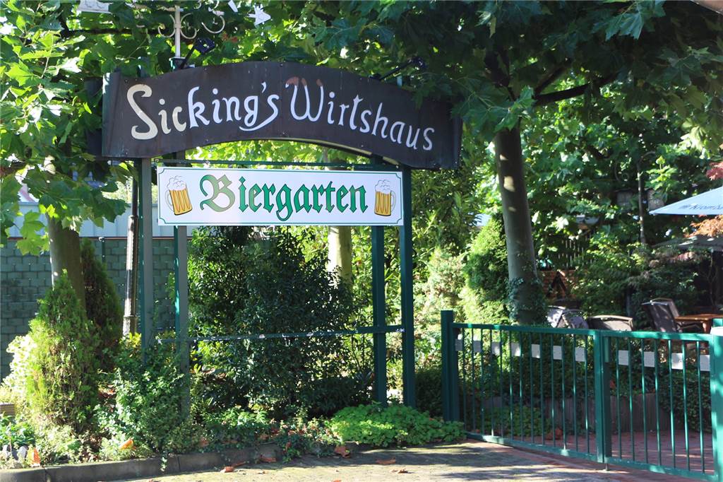 Theo Pass und Philipp Tummel übernehmen – „natürlich als Sicking‘s Wirtshaus“ Vor dem Biergarten wurde der alte und künftige Name des Traditionshauses bereits freigelegt.