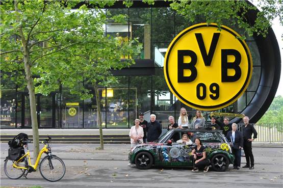 „Kloppo-Car“: Ullrich Sierau unterschreibt auf Klopps altem Mini