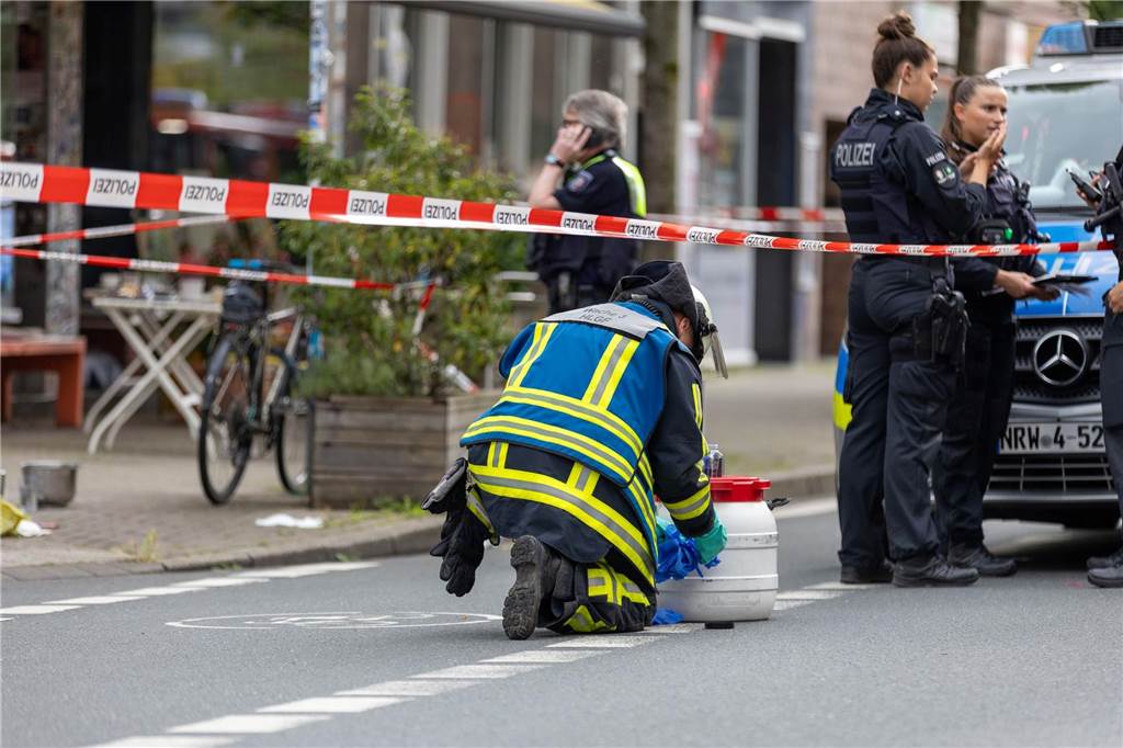 Säureangriff in Bochum: Awo-Vorsitzender besuchte das Opfer Vor dem Café wurden nach dem Säureangriff durch Fachleute Spuren gesichert.