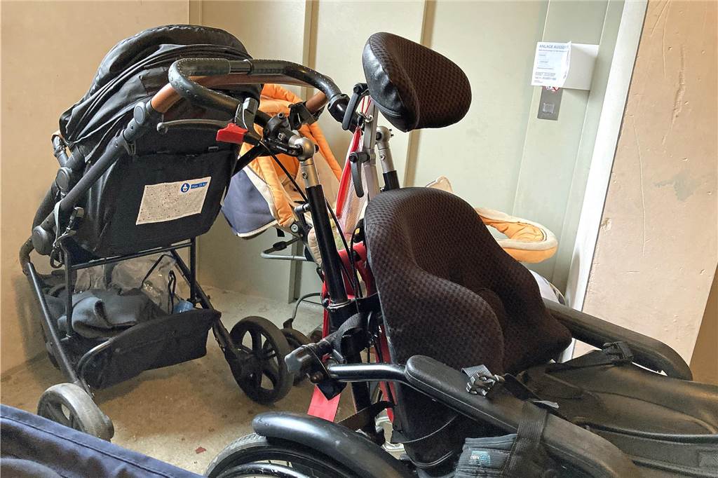 Mieter schämen sich für ihr Haus: Verwalter verspricht erneut Besserung Kinderwagen und Rollstuhl vor einem Aufzug