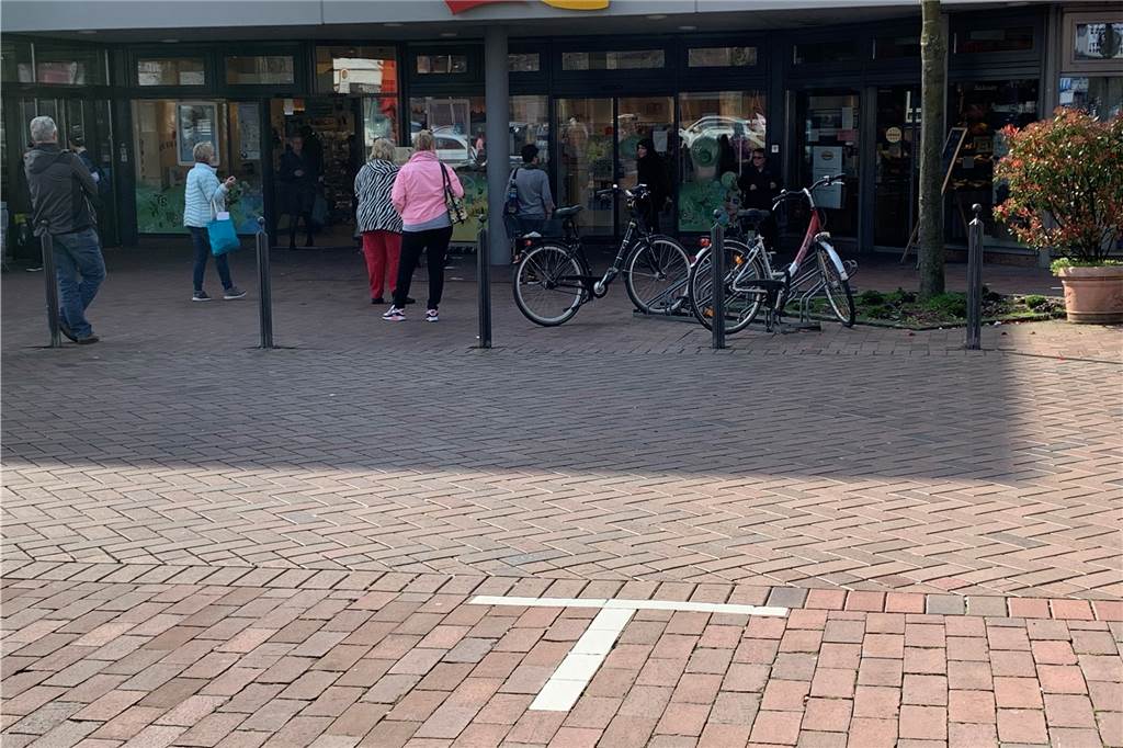 Vor dem dm-Markt in Ickern warteten die Kunden am Donnerstagmorgen darauf, einkaufen zu dürfen. 