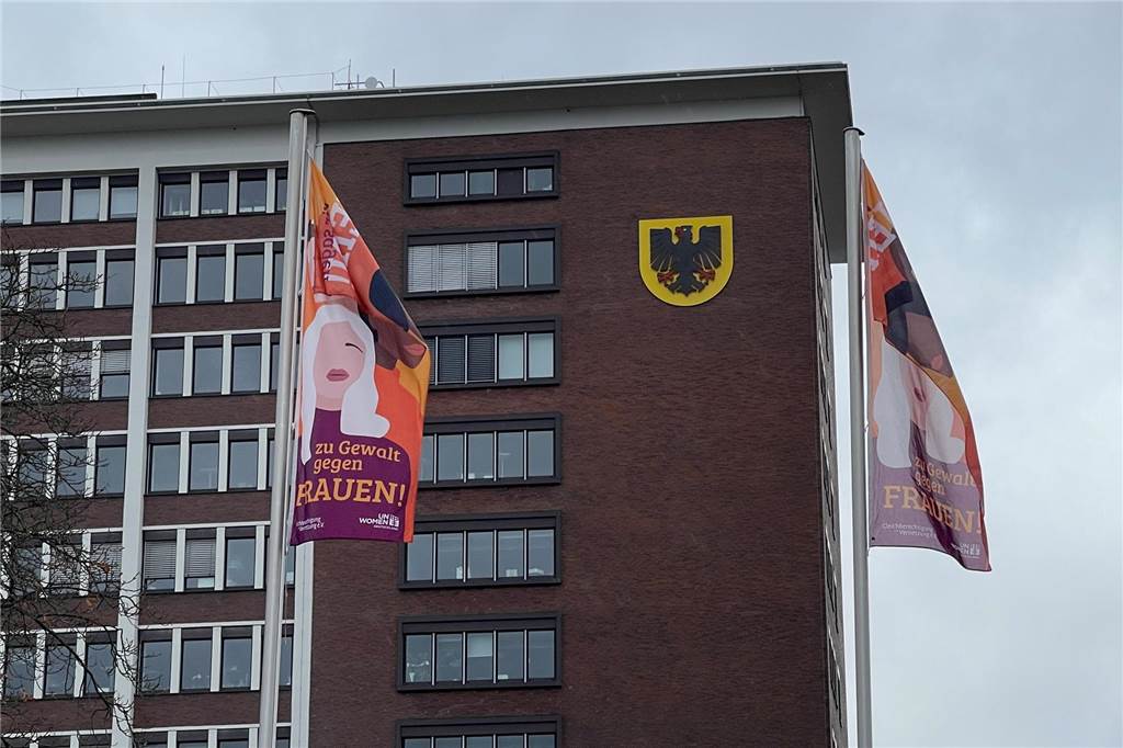 Flaggen wehen vor dem Dortmunder Stadthaus