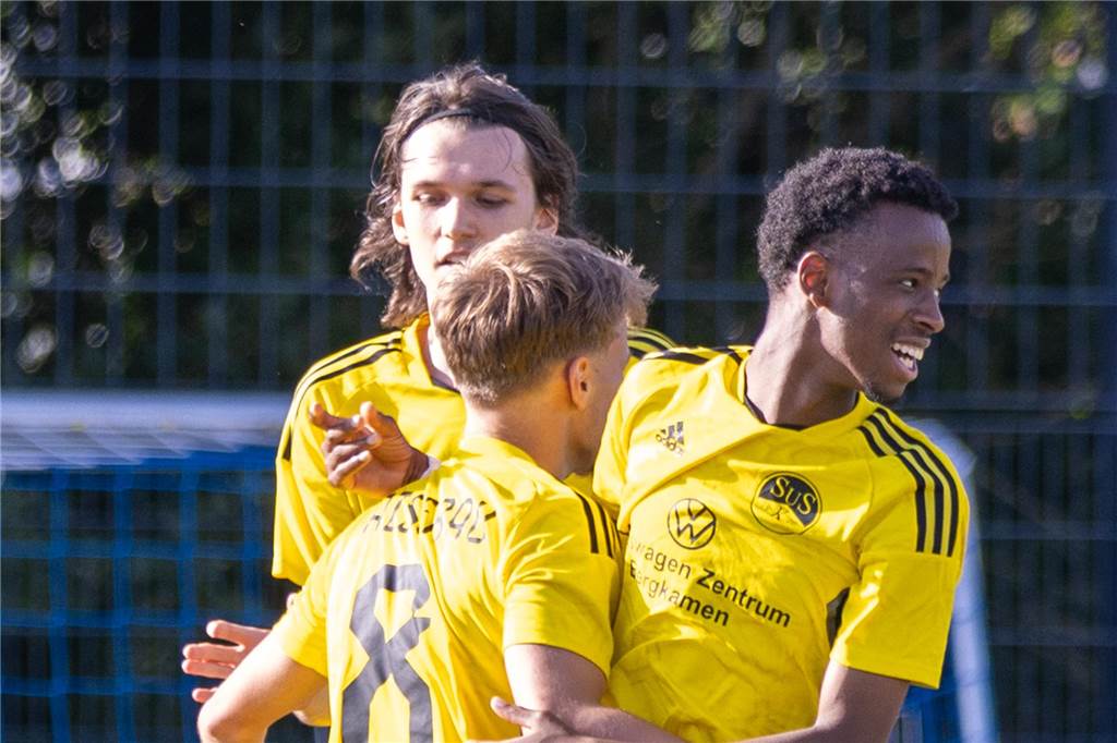Wiedersehen mit Ex-Verein : Djalo zum Saisonauftakt gegen Brackel Bubacar Djalo (r.) feiert Torerfolg mit Mitspielern