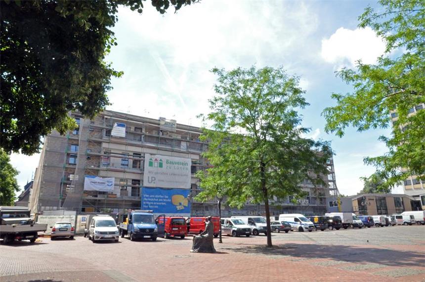Gastronomie im Hertie-Haus zieht verspätet ein Vor dem ehemaligen Hertie-Haus stehen die Fahrzeuge der Firmen, die sich derzeit um den Innenausbau und einen Teil der Marktplatzumgestaltung kümmern.