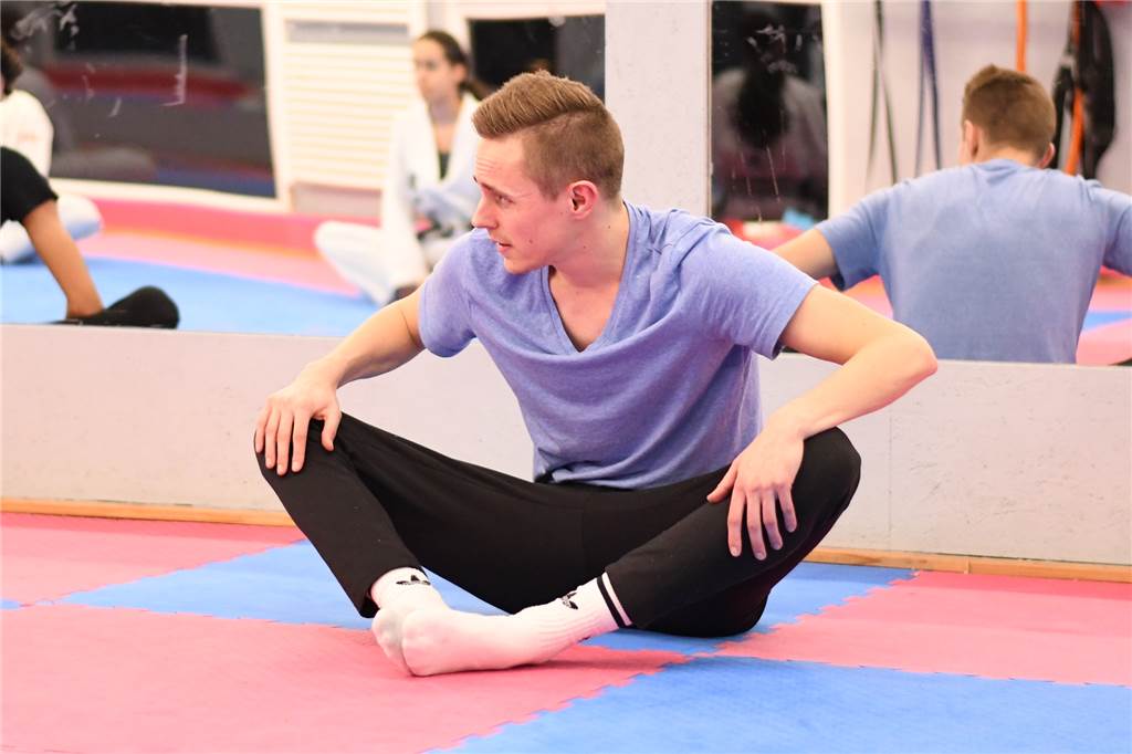 So schmerzhaft war das Training bei Tan Gun Sports für unseren Redakteur Patrick Schröer Vor dem eigentlichen Training standen Dehnübungen an.