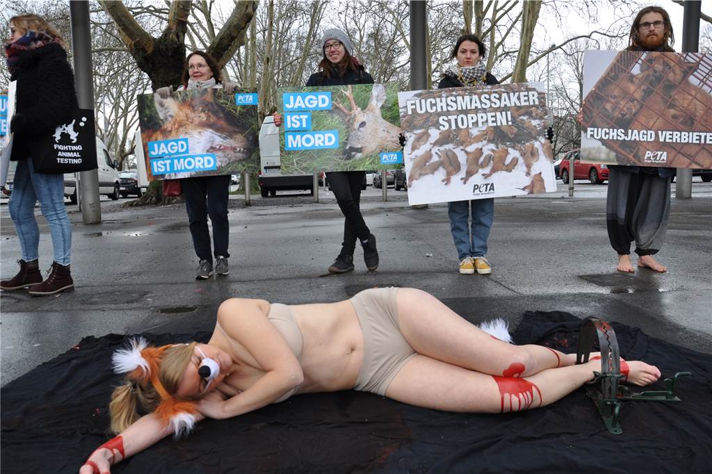 Eine abgeschossene Giraffe kostet 1500 Euro – ein Rundgang über die Messe „Jagd & Hund“ Vor dem Eingang der Westfalenhalle 1 protestierte die Tierschutzorganisation Peta gegen die Fuchsjagd.