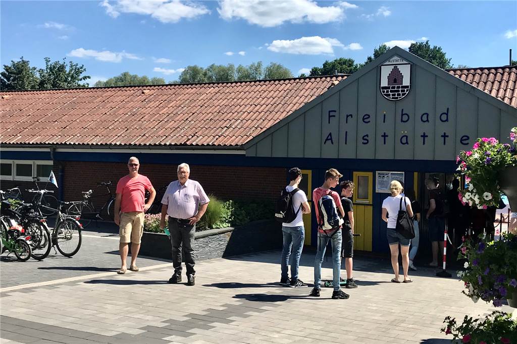 Badespaß im Alstätter Freibad trotz vieler Regeln in der Corona-Zeit Vor dem Eingang des Alstätter Freibads hat sich eine Schlange gebildet. Stefan Beckers (l.) und Alfons ter Huurne vorm Förderverein des Freibads freuen sich über die vielen Gäste, die trotz der Corona Pandemie schwimmen wollen.