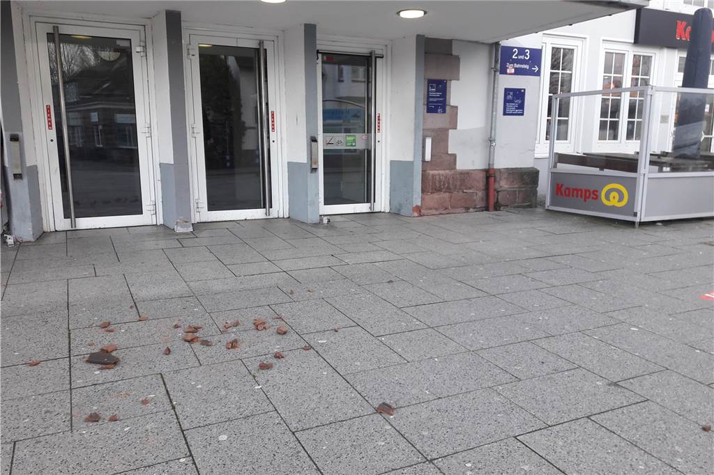 Der Orkan in Haltern am See - So ist die Lage am Montag nach der Sturmnacht Vor dem Eingang des Halterner Bahnhofes ist ein Dachziegel auf dem Boden zerschellt.