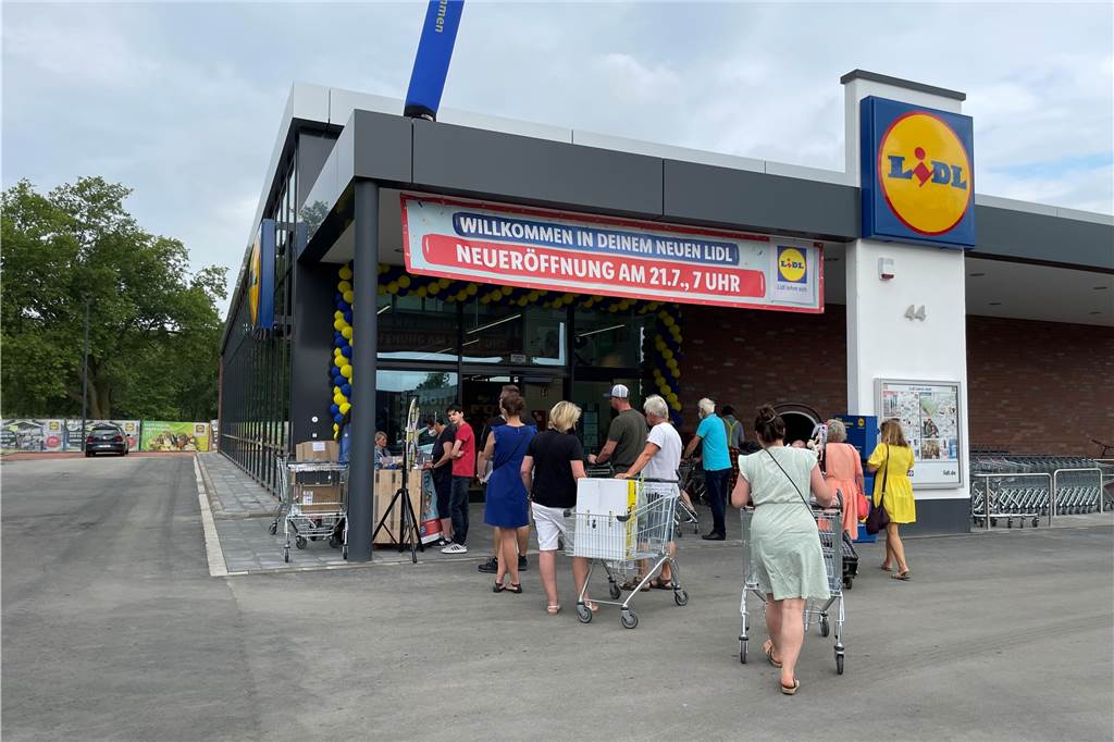 Viel zu entdecken: Auch Anja (50) musste sich im neuem Lidl erst mal zurechtfinden Vor dem Eingang konnten die Kunden den neuen Lidl-Marktes am Glücksrad drehen und Gewinne abräumen.