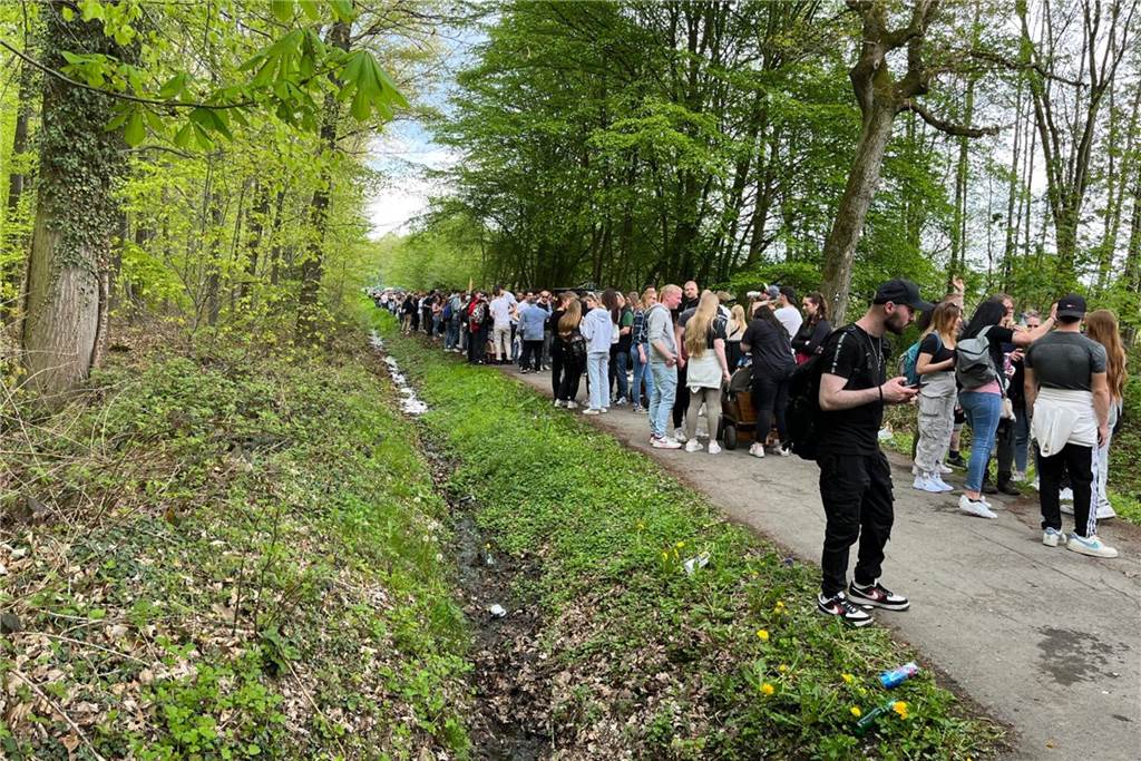 Vor dem Eingang zur Grillwiese bildete sich eine lange Menschenschlange.