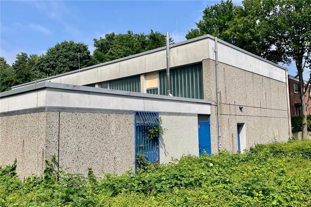 Einbruchserie in Sporthalle: „Die Polizei duzt mich mittlerweile schon“ Vor dem eingeworfenen Fenster ist jetzt erst einmal ein Holzbrett angebracht.