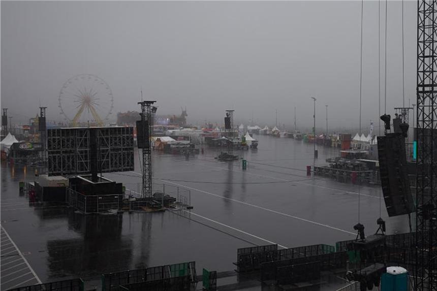 „Rock am Ring“ und „Rock im Park“ gestartet Vor dem Einlass: das regennasse Gelände in Nürburg. Foto: Thomas Frey