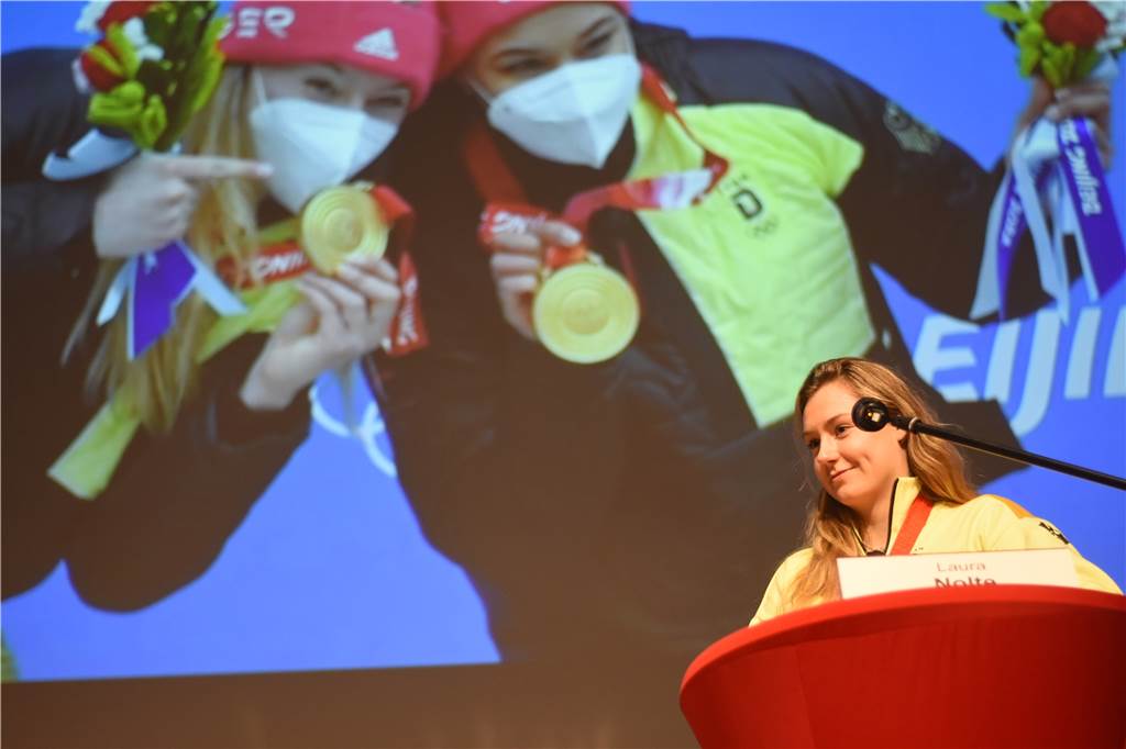 Große Ehre für Laura Nolte: Eintrag ins Goldene Buch der Stadt Unna Vor dem Eintrag ins Goldene Buch der Stadt hörte Laura Nolte die Bürgermeister-Rede.