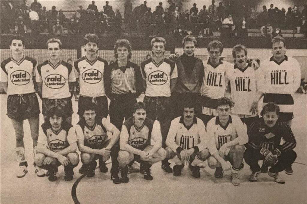 Hallenstadtmeisterschaften: Zuschauer hofften jahrelang auf Scheitern der Spvg Schwerin Vor dem Endspiel im Jahr 1989 stellten sich die beiden Finalteilnehmer Spvg Schwerin (l.) und SV Dingen zum gemeinsamen Foto auf. Schwerin gewann anschließend mit 9:0.