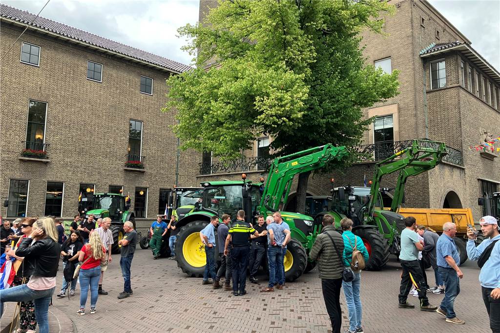 Deutsche Landwirte solidarisieren sich mit niederländischen Kollegen Vor dem Enscheder Rathaus haben am vergangenen Montag niederländische und deutsche Landwirte demonstriert.