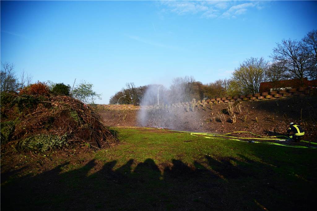 Vor dem Entzünden des Borker Osterfeuers hieß es aus Sicherheitsgründen erst einmal: Wasser marsch.
