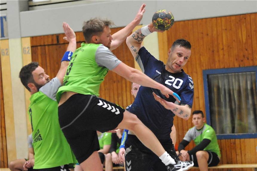 Der Handball-Saisonauftakt auf Kreis-Ebene wird ausgesetzt Vor dem ersten Spieltag wurden die Kreisliga-Handballer der HSG Rauxel-Schwerin 2 (grüne Hemden), während der Bezirksliga-Aufsteiger TuS Ickern bereits zwei Spieltage hinter sich hat.