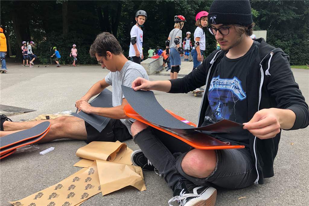 „Lernen muss nicht scheiße sein“ - Skateboard-Workshop heiß begehrt Vor dem Fahren wurden zunächst die Boards zusammengeschraubt, die die Kinder später mit nach Hause nehmen konnten.
