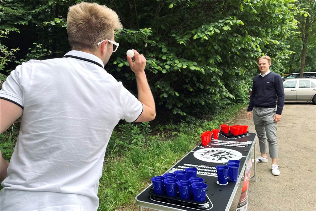 Mega-Party und Trinkspiel vereint: Halterner planen erstes Beerpong-Festival Vor dem Festival spielen sich die beiden Veranstalter schon mal warm.