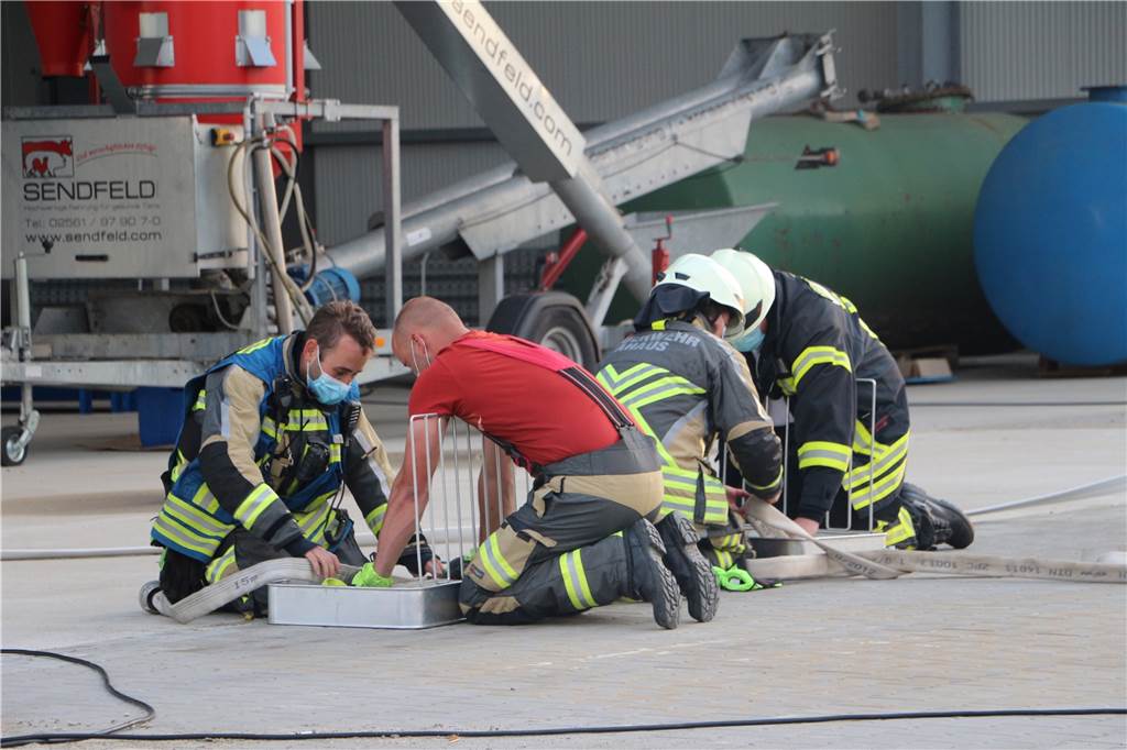 Mit Video: Menschen in Gefahr – Feuerwehrleute in verrauchter Halle aktiv Vor dem gemeinsamen Abendessen stand für die Kameraden noch die Nachbereitung der Übung auf dem Programm.