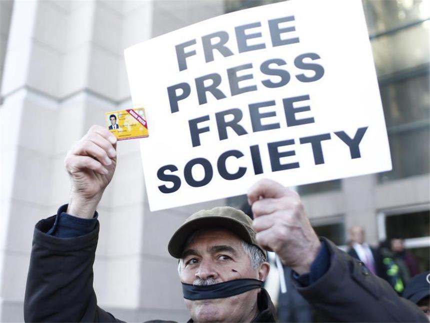 Kein Tag zum Feiern: Die Pressefreiheit ist weltweit bedroht Vor dem Gerichtsverfahren gegen den Cumhüriyet-Chef Dündar in Istanbul. Der 03. Mai ist der Internationale Tag der Pressefreiheit. Foto: Sedat Suna