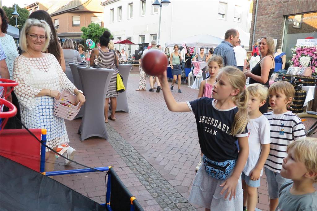 Heimat shoppen: Ein geselliger Abend für die ganze Familie Vor dem Geschäft „Hairlich“ und vor der Niederrheinischen Sparkasse RheinLippe testeten Besucher bei Ballspielen ihre Treffsicherheit.