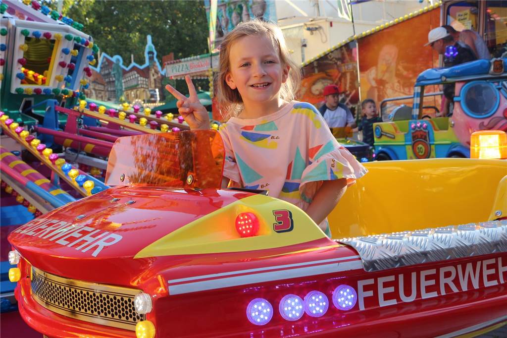 Mit Lotta (5) über die Ahauser Kirmes: So viel Spaß hat das Kind für 30 Euro Vor dem großen Finale zieht die Fünfjährige dank Sparpreis noch zweimal am Hebel.
