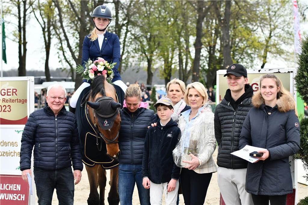 Vor dem Großen Preis wurde Antonia Ercken mit dem Goldenen Reitabzeichen geehrt. Ein emotionaler Moment für die Reiterin.