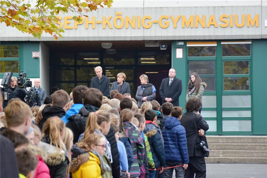 Zwei Besuche der Bundeskanzlerin in Haltern bleiben unvergessen Vor dem Haupteingang des Joseph-König-Gymnasiums hielt Merkel ihre Ansprache.