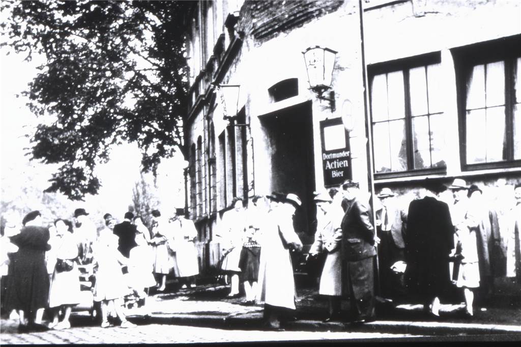 Kneipengeschichte: Als sich das Getränk in den Betonboden ätzte - für immer Vor dem Haus Heuner, Bergstr. / Ecke Lindenhorster Str. traf sich der Männergesangsverein Eintracht zu einem Ausflug. Der Wirt Heuner stellte insofern eine Ausnahme dar, als dass er zwei Gaststätten betrieb. Die 2. Gaststätte, Haus Tüttelmann befand sich ebenfalls auf der Bergstraße.