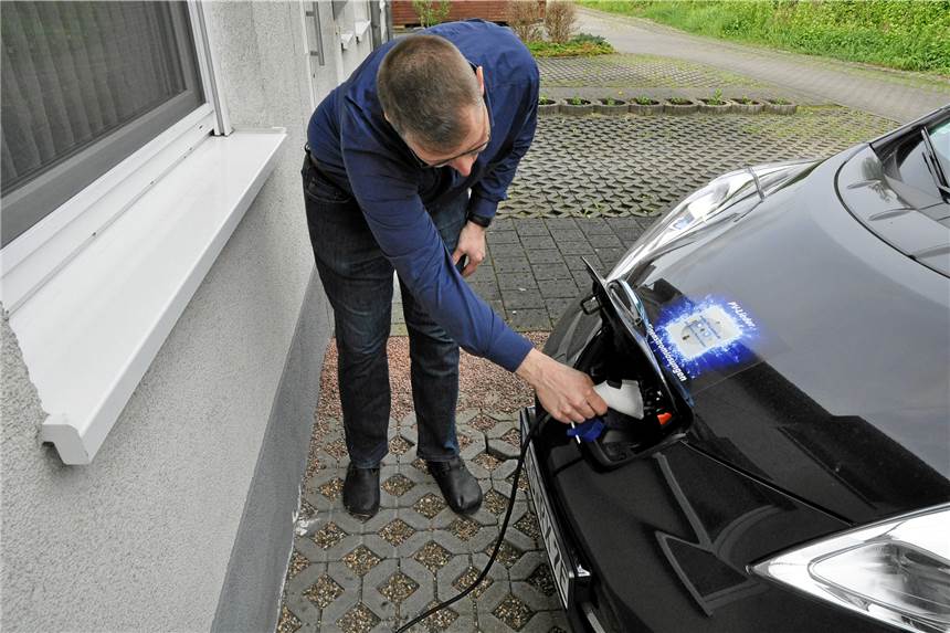 Markus Lieder hat sein Reihenhaus zum Sonnenkraftwerk umgebaut Vor dem Haus steht der Nissan Leaf, den Markus Lieder an der eigenen Stromtankstelle an der Hauswand beladen kann.