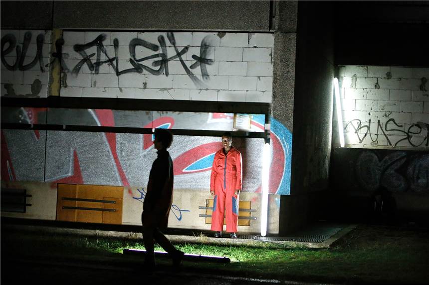 Neue Schauspielintendantin inszeniert Dortmunds dunkle Stunden Vor dem „Horrorhaus“ in Dortmund: Sarah Yawa Quarshie und Bettina Engelhardt (als Schattenriss) sorgen sich um die Bewohner.